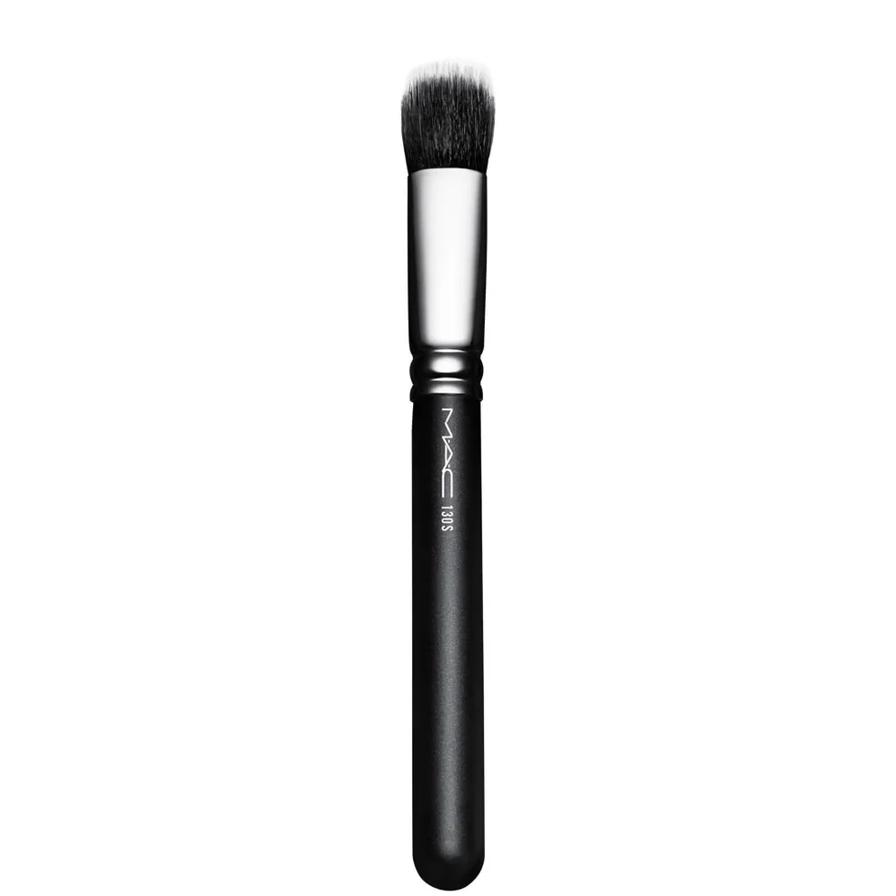 Кисть для нанесения и растушевки теней MAC 130S Short Duo Fibre Brush Image 1